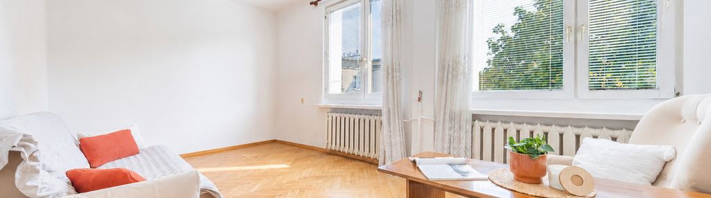 Stara ochota | cegła | światło i zieleń