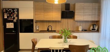 Śliczne m4 wejście do mieszkania bez schodów.