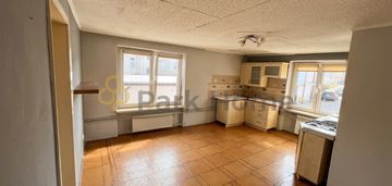 Kamienica w centrum miasta z lokalami użytkowymi