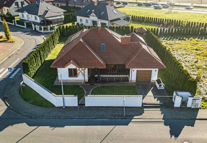 Dom z dużą ilością pokoi z pięknym tarasem