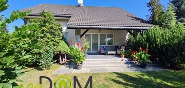 Przestronny dom o ciekawej bryle na dużej działce.