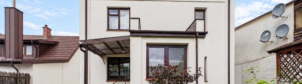 Dom nad rzeką wkrą w zieluniu