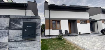 Nowoczesny dom w zabudowie szeregowej-rakowska