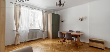 Kameralny, 2-piętrowy blok obok kampinosa