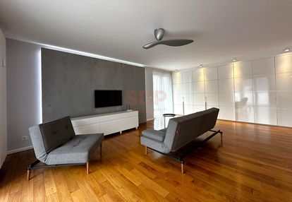 Luksusowy apartament w centrum z dużym balkonem.