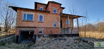 Dom z dużą działką w stanie surowym zamkniętym