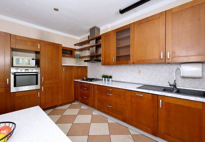 Segment środkowy - garaż - blisko metro zacisze