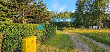 Działka blisko jeziora w spokojnym sąsiedztwie.