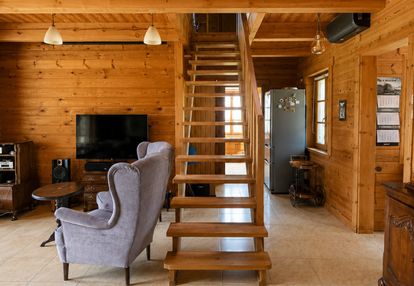 Drewniany dom premium nad stawem | 1 ha | sauna |