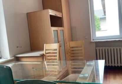 Dom dla pracowników z przestronnymi pokojami.