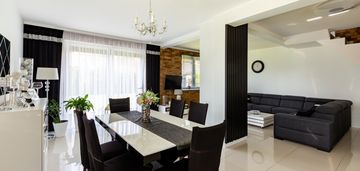 Przestronny dom bezczynszowy z ogródkiem i garażem