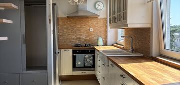 Przestronne mieszkanie - dwa miejsca postojowe