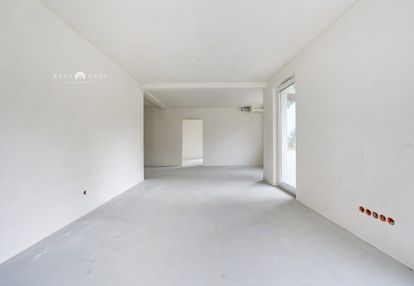 Apartament z ogródkiem, windą w pobliżu parku