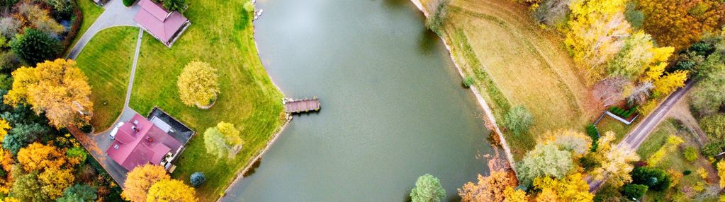 Rezydencja, staw, rzeka w sercu natury pod łodzią