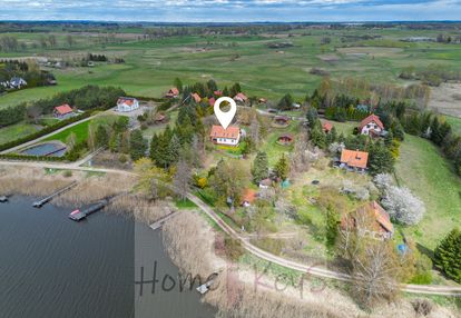 Dom nad jeziorem z pomostem mazury