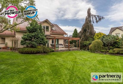 Ładny dom w małym kacku, kameralny ogród, taras