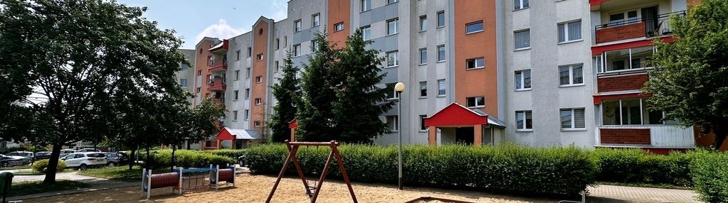 Cztery oddzielne pokoje - cegła - zielone wzgórza