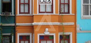 Różne mieszkania w kamienicach.