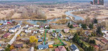 Dom z budynkami gospodarczymi nad bugiem