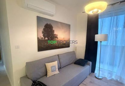 Trzy pokoje w nowoczesnym budynku