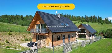 Dwa drewniane domy z czterema lokalami