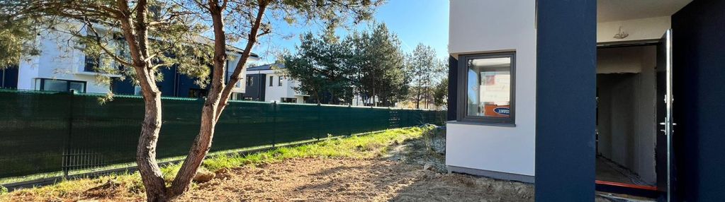 Dom w otoczeniu lasu na nowym osiedlu