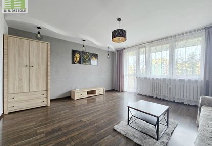 2 pokoje z dużym balkonem- podłęże