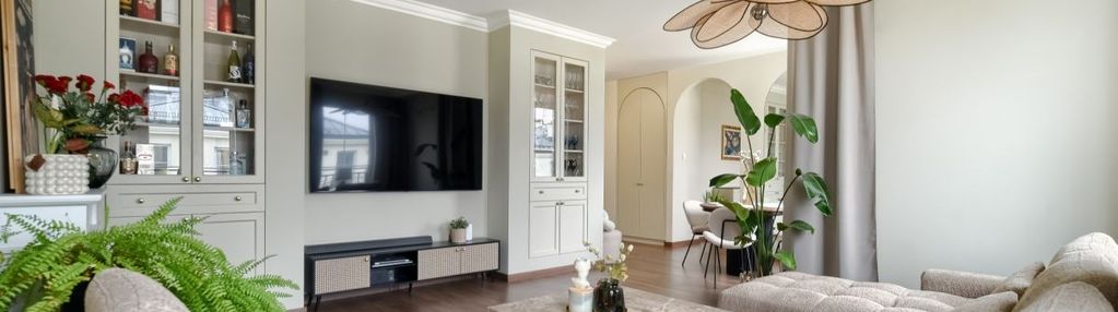 Dwupoziomowy apartament z dwoma balkonami