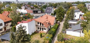 Wilanów,  dom wśród zieleni, ul. wyprawa 11