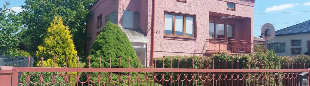 Na spokojnym osiedlu mieszkaniowym.