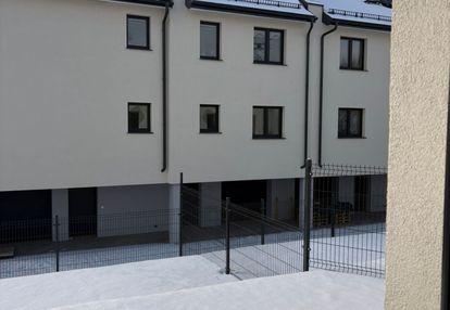 Nowoczesny dom szeregowy z ogrodem i garażem