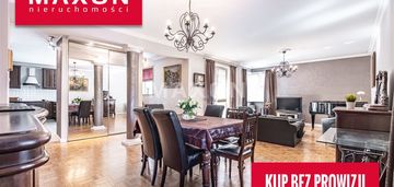 Przestronny apartament z dwoma balkonami.