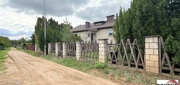Dom z budynkiem gospodarczym na warszat