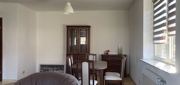 Dom wolnostojący, dwulokalowy z 2 garażami.