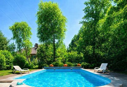 2  nieruchomości: dom + działka obok z basenem