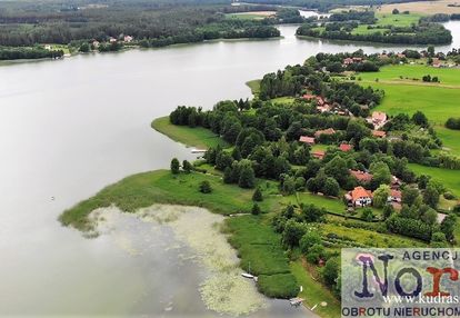 Piękne mazury jezioro ułówki, las, linia brzegowa.