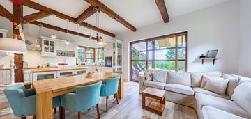 Dom przy lesie. zabrodzie.