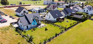 Nowoczesny dom z garażem i ogrodem