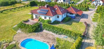 Reprezentacyjna willa z basenem, ogromnym ogrodem