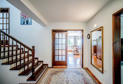 Komfortowy dom w otoczeniu drzew - zobacz film