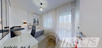 „pokój z balkonem i klimatyzacją w nowym mieszkani