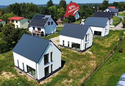 Nowe domy w sąsiedztwie terenów zielonych / ujazd