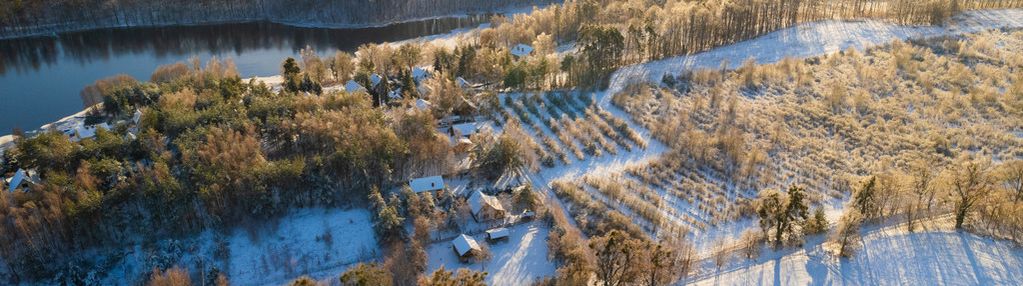 Działka nad jeziorem z domkiem i altaną grillową