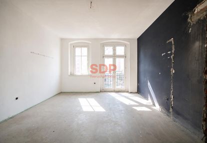 2-pokojowe mieszkanie do remontu w odnowionej kamienicy