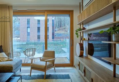 B. wysoki standard / w  enklawie zieleni / top