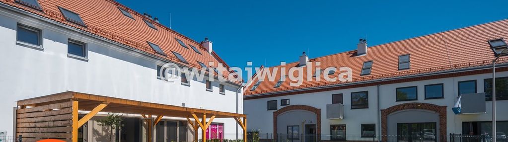 Kawalerka na wojszycach w starym folwarku.