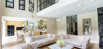 *elegancki i ponadczasowy dom z basenem*