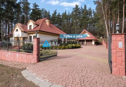 Dom w lesie nad jeziorem