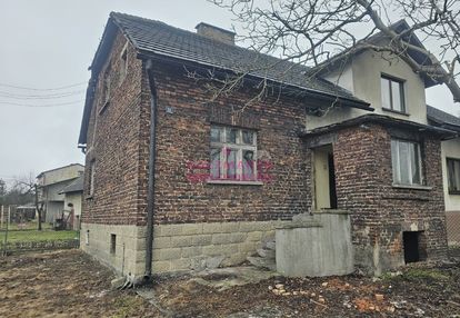 Połowa domu do remontu w piasku