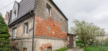 Bliźniak z ogrodem na zielonym brochowie